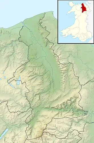 Carte physique du Denbighshire mettant en évidence la chaîne Clywdienne à l'est.