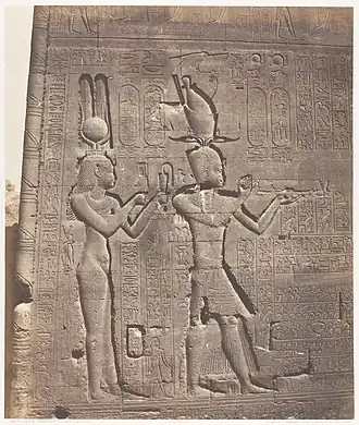 Ptolémée XV devant sa mère Cléopâtre&nbsp;VII (Dendérah).