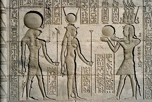 Trajan en costume de pharaon devant Horus et Hathor.