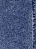 Le Denim est teint couleur indigo.