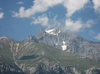 Vue de la pointe de la Fournache à gauche et de la dent Parrachée à droite, à l'arrière-plan, séparées par un petit glacier suspendu.