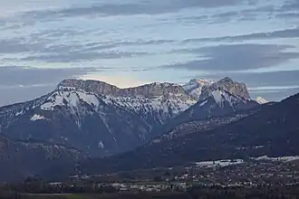 Vue de la face occidentale des Grandes Lanches depuis Argonay avec à leur droite la Tournette et les dents de Lanfon.