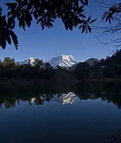 Le mont Chaukhamba se reflétant sur les eaux du lac Deoria.