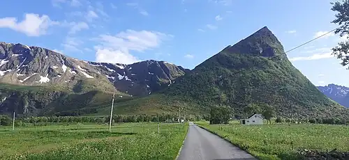 Vue sur Vassultinden (431 m), au sud de Brenna à partir de la route 7728 traversant le village.