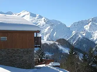Chalet à Guzet. L'échancrure dans la chaîne est le port de Marterat (2&nbsp;217&nbsp;m).