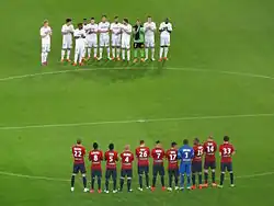 Joueurs Lillois et Lensois se faisant face en 2015.