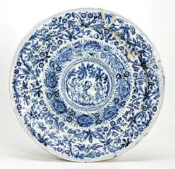 Grande assiette décorée de motifs calligraphiques/phytomorphes, Deruta, XVIIe&nbsp;siècle.