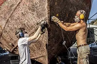 Ponçage de la coque lors des travaux de rénovation à Savone (Italie) en 2020.