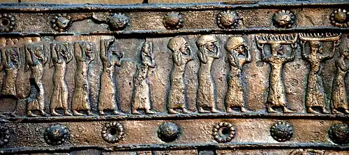 Porteurs de tribut représentés sur les portes de Balawat.