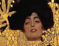 Gros plan sur le visage d'Adele Bloch-Bauer, modèle du tableau Judith et Holopherne (Klimt) (1901). Elle a les yeux mi-clos et les lèvres entrouvertes.