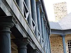 Détail des piliers en bois de soutènement.