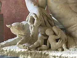 Romulus et Rémus au pied de la statue.