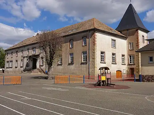 Ancien château des Rosen (XVIIe, reconstruit au XIXe), actuellement école primaire à Dettwiller, Bas-Rhin.