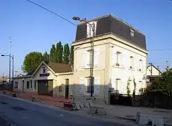 La gare de Deuil-Montmagny vue de la voie publique, en avril 2007.