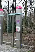 Pilier téléphonique au lieu de cabine.