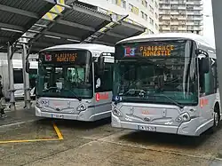 Deux Heuliez GX 427 sur la ligne L3, aux Arènes.