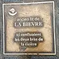 Plaque indiquant l'ancien passage de la Bièvre, située au niveau du n° 2.