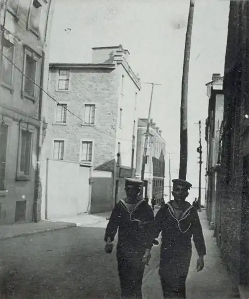 Description de l'image Deux matelots montent la rue Saint-Gabriel.jpg.