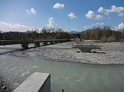 Passerelle sur la Bléone et piles du pont de remplacement en construction.