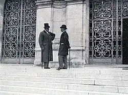 Devant la Mairie de Neuilly-sur-Seine, Jules-Albert de Dion (G.) et Paul Meyan (D.) discutent des statuts de l'ACF (toujours en octobre 1895).