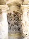 Côté Sud, face au Nord. Durga à huit bras, et le lion. 2e chapelle en partant de l'Est, très proche de l'entrée. Traces de peinture et enduit tardifs