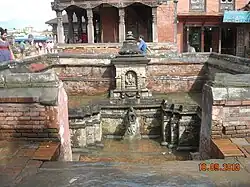 Layaku Hiti, Bhaktapur, avec derrière un temple dédié à Hari