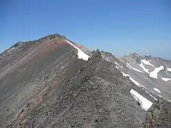 Vue depuis l'arête ouest vers le sommet.