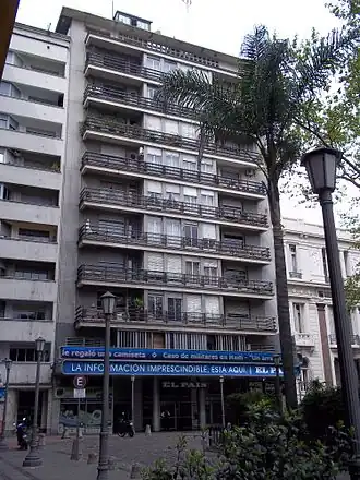 Le quotidien national Diario El País Uruguay à son siège  national dur la place Cagancha.