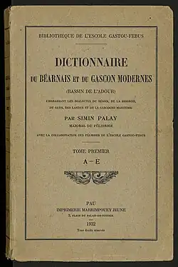 Photographie en couleurs de la couverture d'un livre ancien.