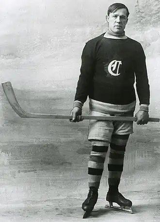 Photographie en noir et blanc de Pitre avec le maillot des Canadiens de Montréal