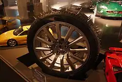 Pneu d'Aston Martin Vanquish fabriqué et utilisé pour un plan rapproché