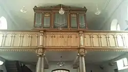 Vue sur la tribune et l'orgue.