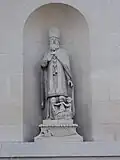 Statue de Saint-Nicolas sur la façade de l'église.