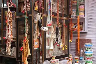 Différents types de Japa mala (chapelet) vendus à Varanasi, Inde.