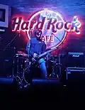 Vivre avec de la nicotine au Hard Rock Cafe à Hyderabad, en Inde, en 2016.