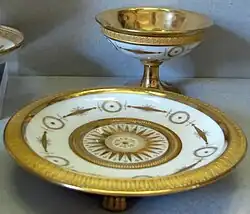 Soucoupe et coupe avec décorations en or pailleté, c. 1790. Musée des porcelaines (Florence)