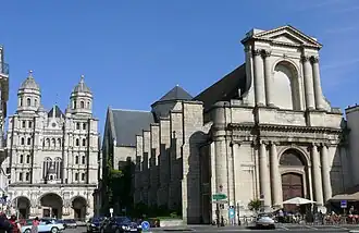 L'église Saint-Étienne au premier plan, et l'église Saint-Michel au fond.