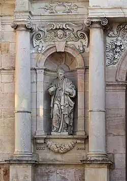 Statue du prophète Élie à gauche du portail.