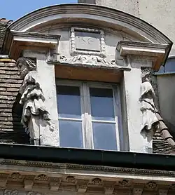 Façade sur la rue des Forges, détail.