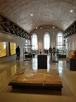 Une salle au second niveau.