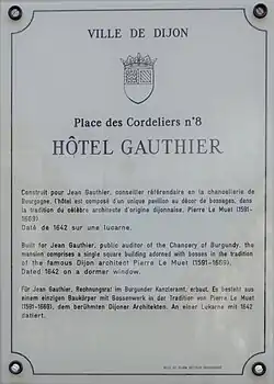 Plaque d'information trilingue (français, anglais et allemand).