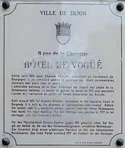 Plaque d'information trilingue (français, anglais, allemand).