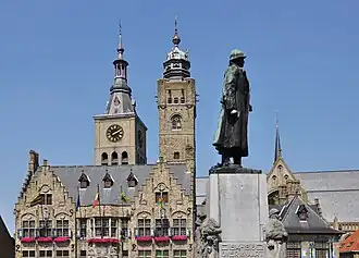 Statue du général Jacques et Hôtel de Ville de Dixmude.