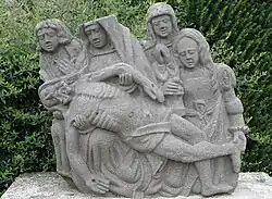 Dinéault : groupe statuaire de la Déploration (se trouve près de la fontaine de dévotion).