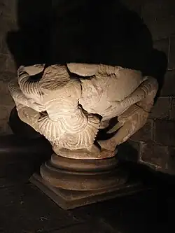 Photographie d'un bénitier en pierre.