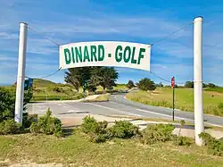 L’entrée du golf avec la route D786 de Saint-Briac à Saint-Lunaire qui coupe le parcours en deux.