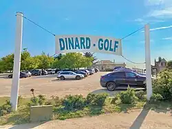 Entrée et parking du Dinard Golf.