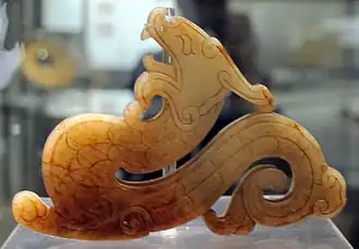 Plaque en jade en forme de dragon. Musée national d'Art oriental (Rome).