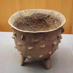 Tripode type ding, décor de tenons en relief. Terre cuite, traces de suie. H. 21,6&nbsp;cm. Culture de Peiligang. Musée Provincial du Henan, Zhengzhou