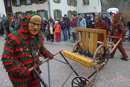 Un rätsche (crécelle) géant